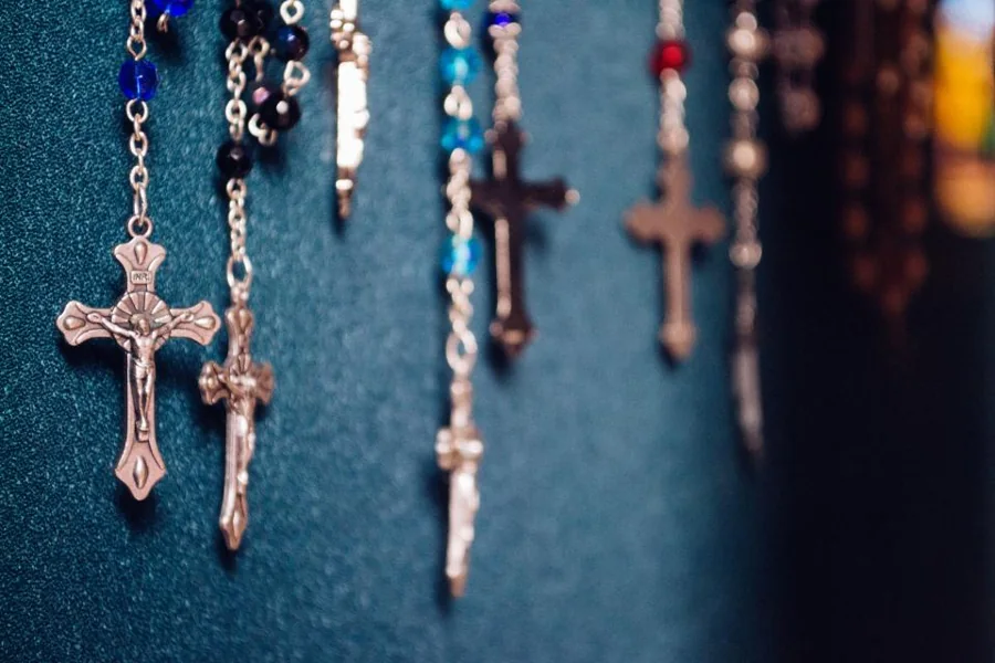 Vários terços com crucifixos pendurados