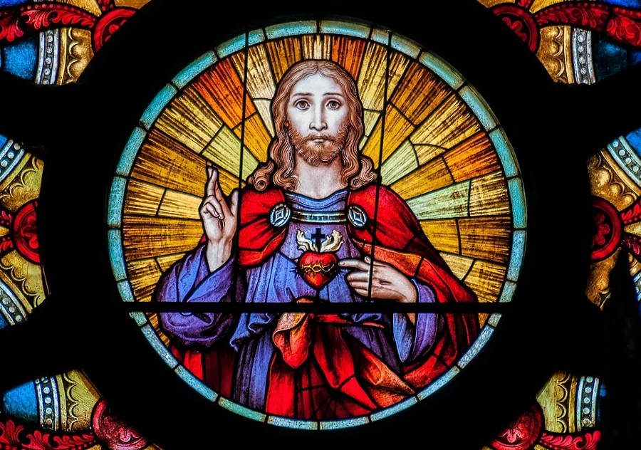 Vitral do Sagrado Coração de Jesus em uma igreja